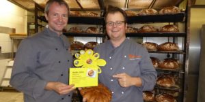 Welches Brot ist das Beste? Markus Willeke (links) und sein Bruder Stefan wählten die „Herder Sonne“ zum eindeutigen Favoriten des Wettbewerbes - Foto: Gabi Knops-Feiler